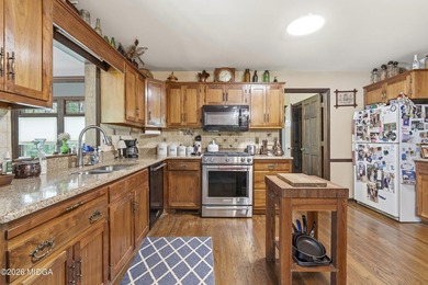 Welcome to this beautifully maintained 3-bedroom, 2.5-bath home - photo 24