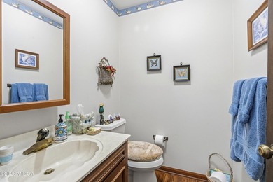 Welcome to this beautifully maintained 3-bedroom, 2.5-bath home - photo 38
