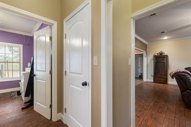 Charming 3-bedroom, 2-bath home situated on a spacious 0.82-acre - photo 17