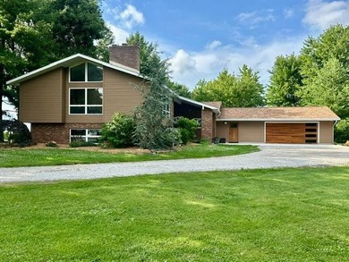 (private lake, pond, creek) Home For Sale in Oblong Illinois