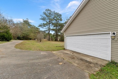 Charming 3-bedroom, 2-bath home situated on a spacious 0.82-acre - photo 23