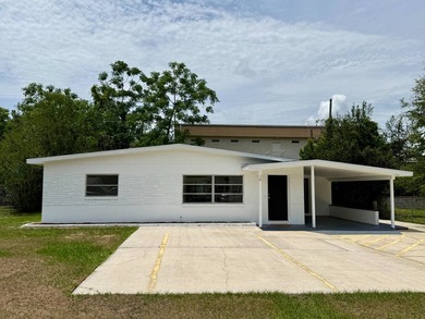 Seller paying 3% of sales price towards buyers closing costs! - photo 1