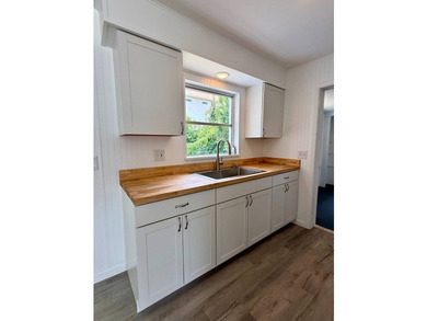 Seller paying 3% of sales price towards buyers closing costs! - photo 3