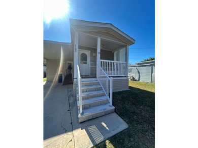 Welcome to your charming abode! This freshly painted 2023 - photo 3
