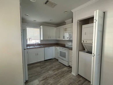 Welcome to your charming abode! This freshly painted 2023 - photo 4