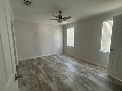 Welcome to your charming abode! This freshly painted 2023 - photo 10