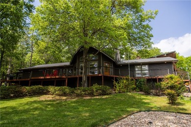 Welcome to a beautiful retreat moments from Lake Windsor - photo 1