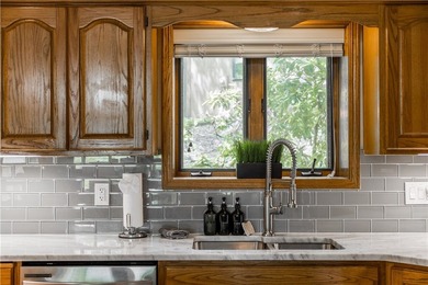 Welcome to a beautiful retreat moments from Lake Windsor - photo 6