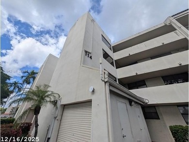 Lake Emerald Condo For Sale in Oakland Park Florida