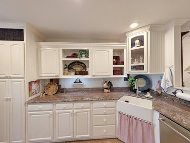 Well maintained and updated 3 bedroom, 3 1/2 bathroom with a - photo 18