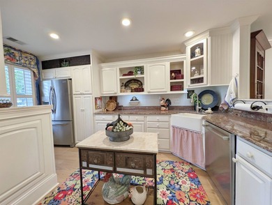 Well maintained and updated 3 bedroom, 3 1/2 bathroom with a - photo 19
