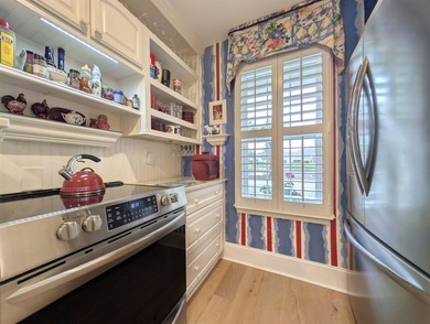 Well maintained and updated 3 bedroom, 3 1/2 bathroom with a - photo 20