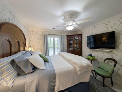 Well maintained and updated 3 bedroom, 3 1/2 bathroom with a - photo 34
