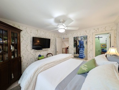 Well maintained and updated 3 bedroom, 3 1/2 bathroom with a - photo 36