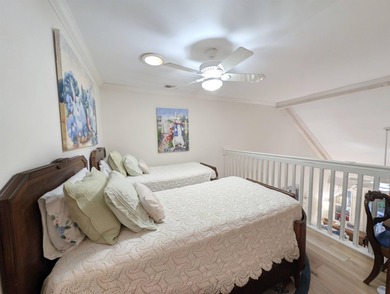 Well maintained and updated 3 bedroom, 3 1/2 bathroom with a - photo 40