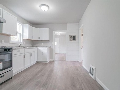 Great home for a first-time buyer or investor, conveniently - photo 6