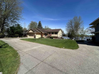 Welcome to this stunning 3-bedroom, 2.5-bathroom lakefront home - photo 3