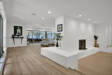 Set on one of Hollywood's most beautiful tree-lined streets in - photo 3