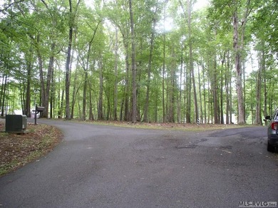 Discover your perfect lake getaway in the premier, upscale - photo 10