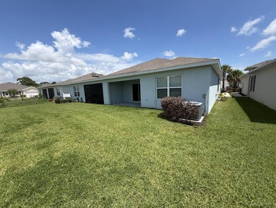 This immaculate Freshly painted 3-bedroom, 2-bathroom and a 2 - photo 5