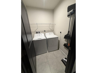 This immaculate Freshly painted 3-bedroom, 2-bathroom and a 2 - photo 8