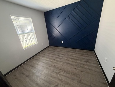 This immaculate Freshly painted 3-bedroom, 2-bathroom and a 2 - photo 9