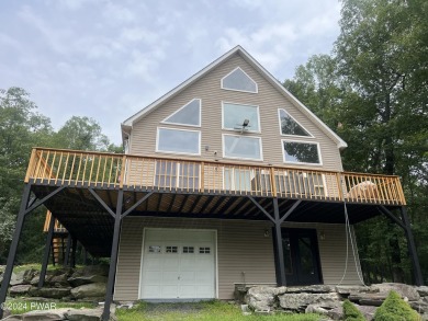 Lake Home For Sale in East Stroudsburg, Pennsylvania