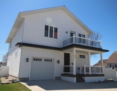 3-bedroom, 2.5-bath custom home just three doors from Lake - photo 2