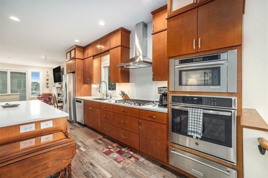 3-bedroom, 2.5-bath custom home just three doors from Lake - photo 6