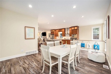 3-bedroom, 2.5-bath custom home just three doors from Lake - photo 9