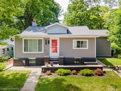 Welcome home to this absolutely adorable, fully updated ranch - photo 1