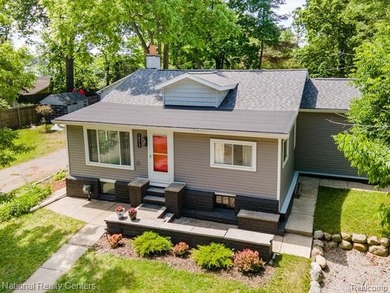Welcome home to this absolutely adorable, fully updated ranch - photo 2