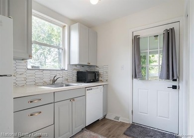 Welcome home to this absolutely adorable, fully updated ranch - photo 9