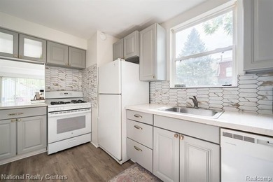 Welcome home to this absolutely adorable, fully updated ranch - photo 10