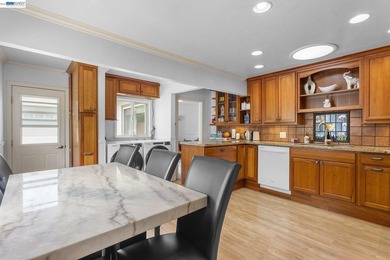 Welcome to this beautifully updated single-story cottage - photo 6