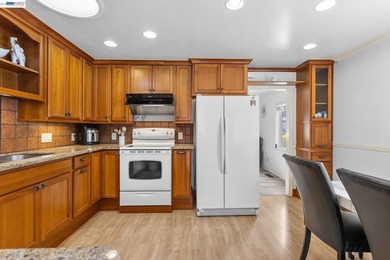 Welcome to this beautifully updated single-story cottage - photo 7
