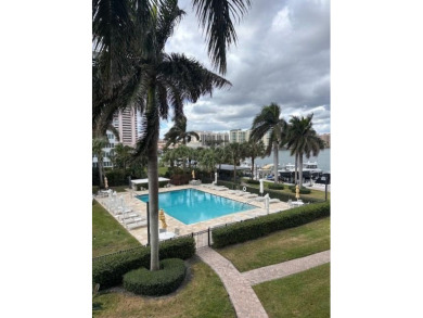 Lake Condo For Sale in Boca Raton, Florida