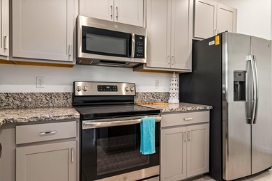 Welcome to this charming 4-bedroom, 3.5-bathroom townhouse in - photo 11