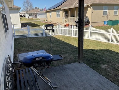 Welcome to Morningview 55+ in Raymore! This charming 2 bed, 2