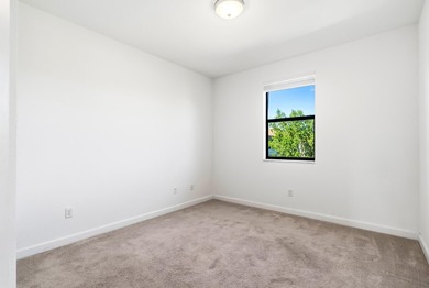 Welcome to this charming 4-bedroom, 3.5-bathroom townhouse in - photo 20