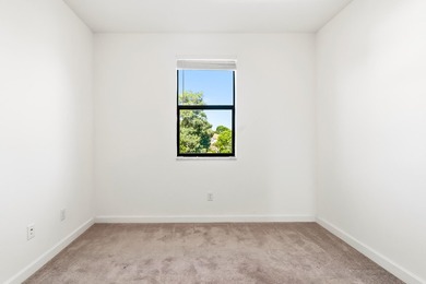 Welcome to this charming 4-bedroom, 3.5-bathroom townhouse in - photo 21