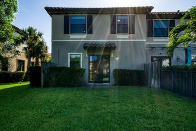 Welcome to this charming 4-bedroom, 3.5-bathroom townhouse in - photo 28