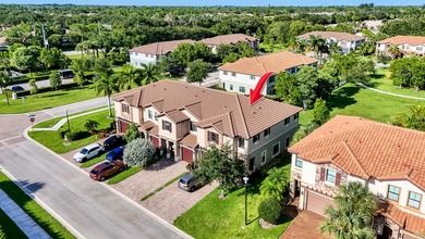 Welcome to this charming 4-bedroom, 3.5-bathroom townhouse in - photo 35