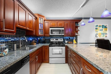 Tastefully Renovated & Move-In Ready 2BR/2.5BA Townhome in - photo 6