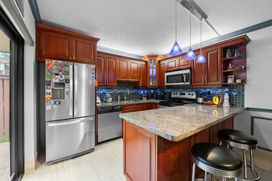Tastefully Renovated & Move-In Ready 2BR/2.5BA Townhome in - photo 7
