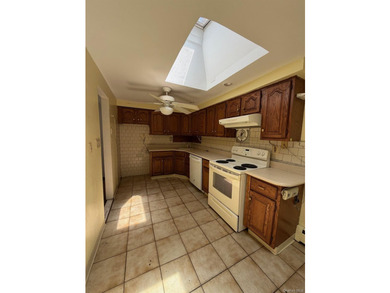Large corner property 100 x 100 and almost 2000sq ft of living - photo 20