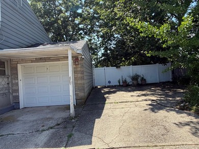 Large corner property 100 x 100 and almost 2000sq ft of living - photo 25