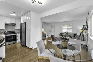 Beautiful townhouse-style, two-story condo featuring 2 bedrooms - photo 9