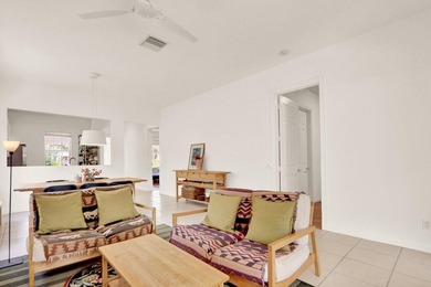Charming 2BR/ 2 BA (NYC) style bungalow facing a large green - photo 4