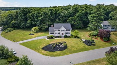 Beautifully maintained Colonial set on a manicured one-acre - photo 2